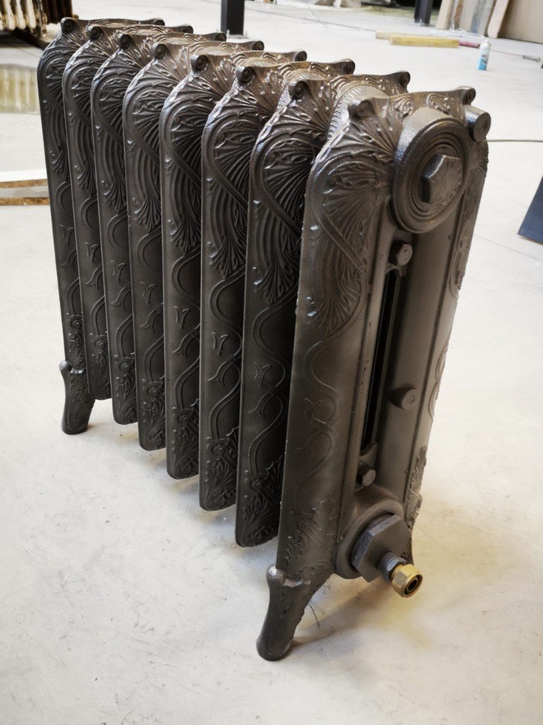 Radiateur en fonte à décor floral vernis