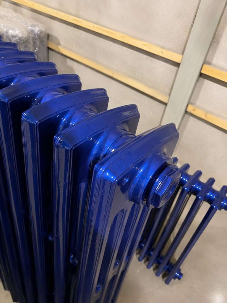 Radiateurs en fonte rénovés peints en bleu