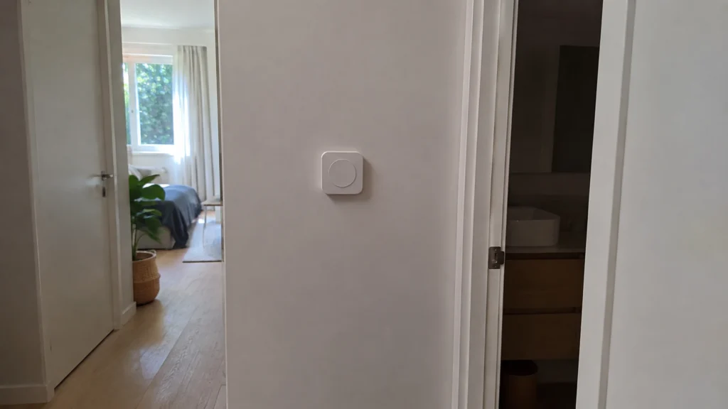 Illustration éditoriale pour l’article « Thermostat dans le couloir : pourquoi c'est une erreur »
