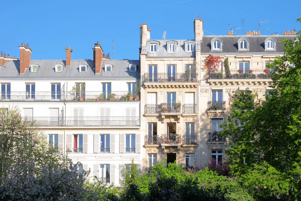Façades et balcons d’immeubles en copropriété sous un ciel bleu